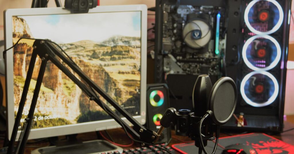 Equipo de streaming con ordenador y micrófono para hacer directos