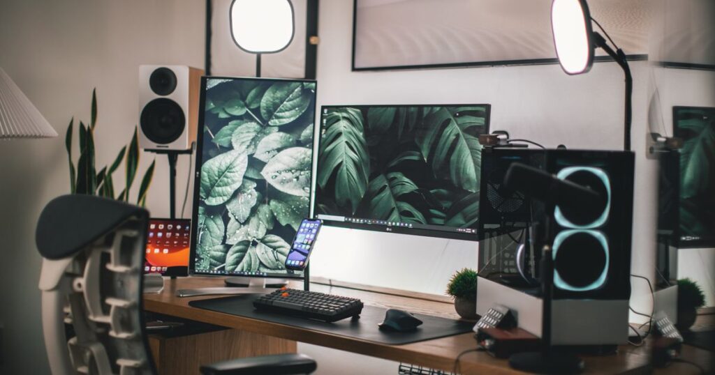Escritorio de streaming con doble monitor e iluminación para directos