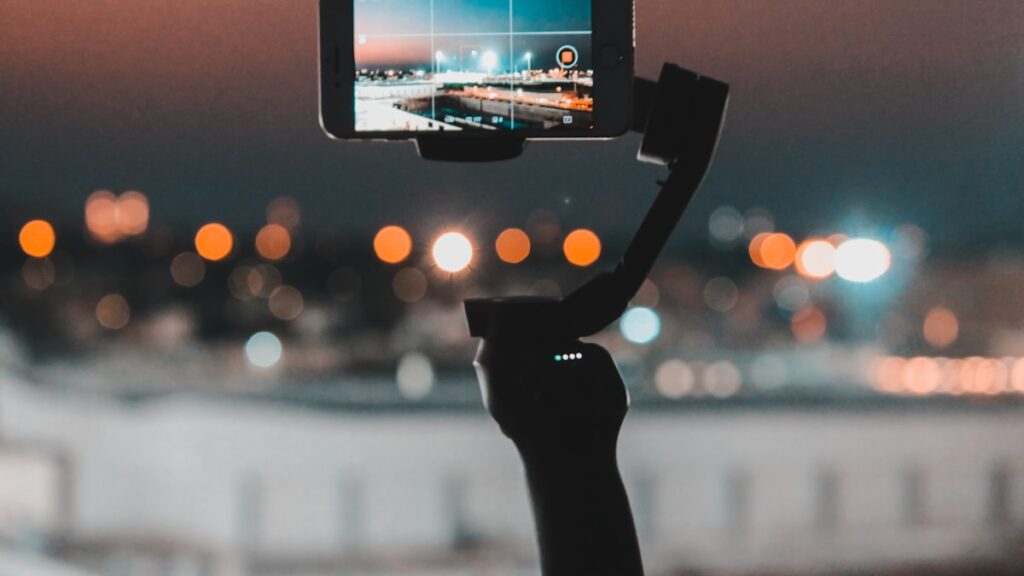 cámara compacta de vlogging grabando vídeo al atardecer