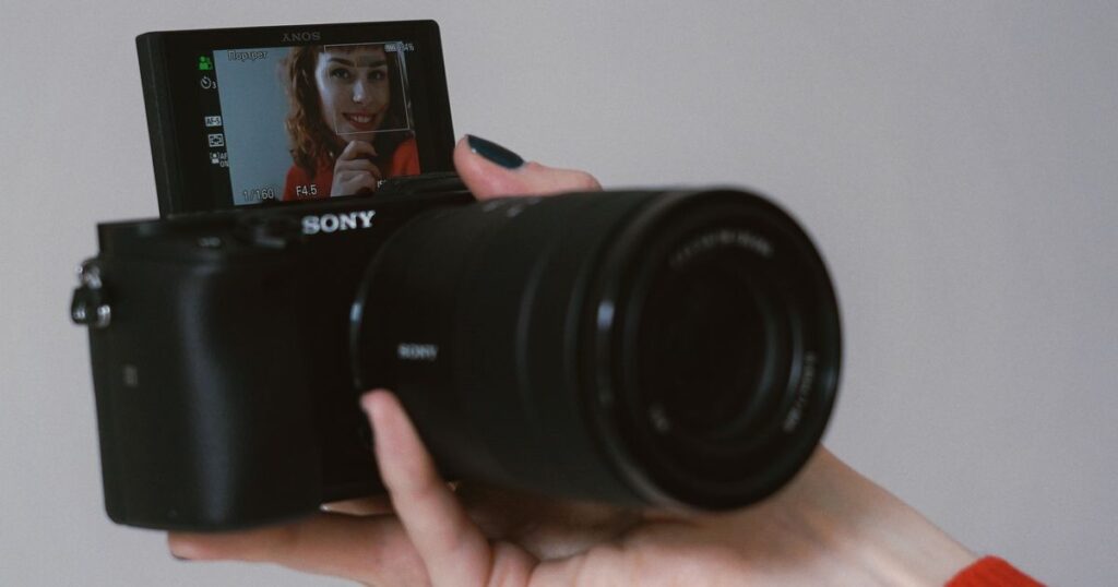 Creador grabándose con una cámara de vlogging de bolsillo