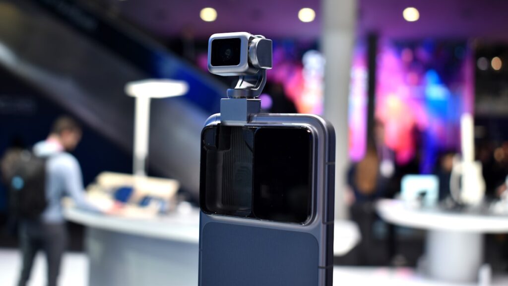 gimbal estabilizador sujetando un móvil para grabar vídeo