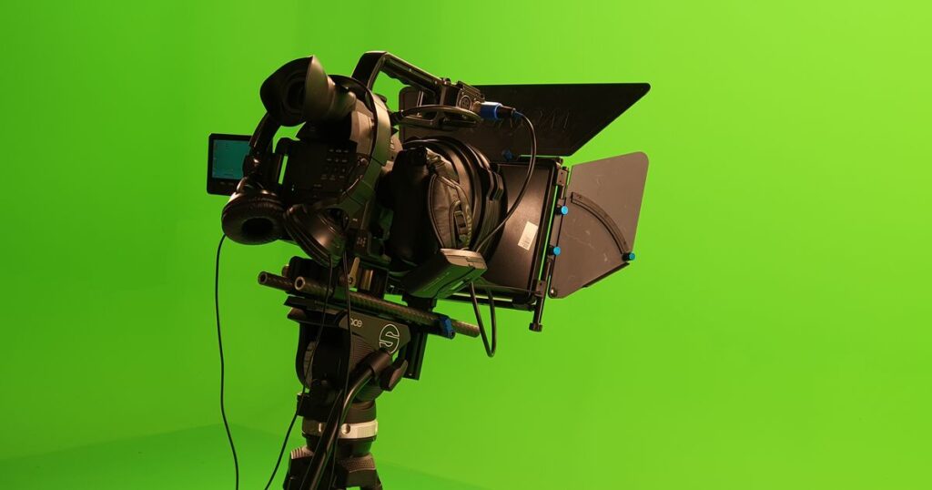 Fondo de croma verde con una cámara en un estudio de streaming