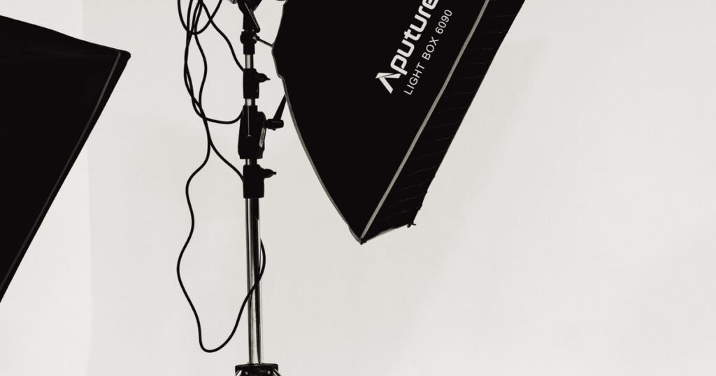 Foco de estudio con softbox sobre un trípode para iluminar vídeo y streaming