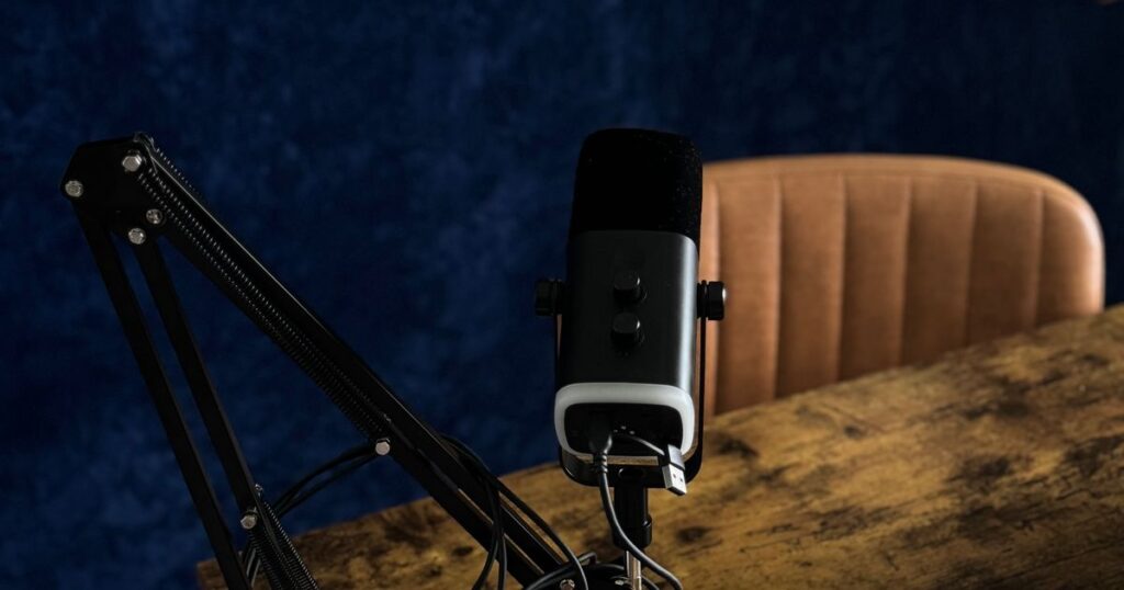 Micrófono de sobremesa para podcast y streaming sobre un escritorio