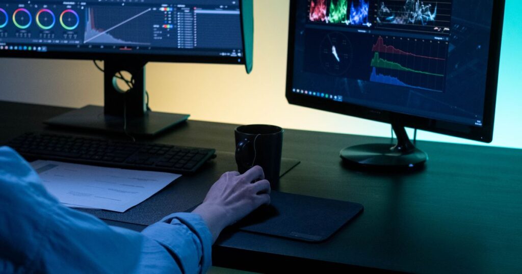 Editor trabajando en un programa de edición de vídeo en el ordenador