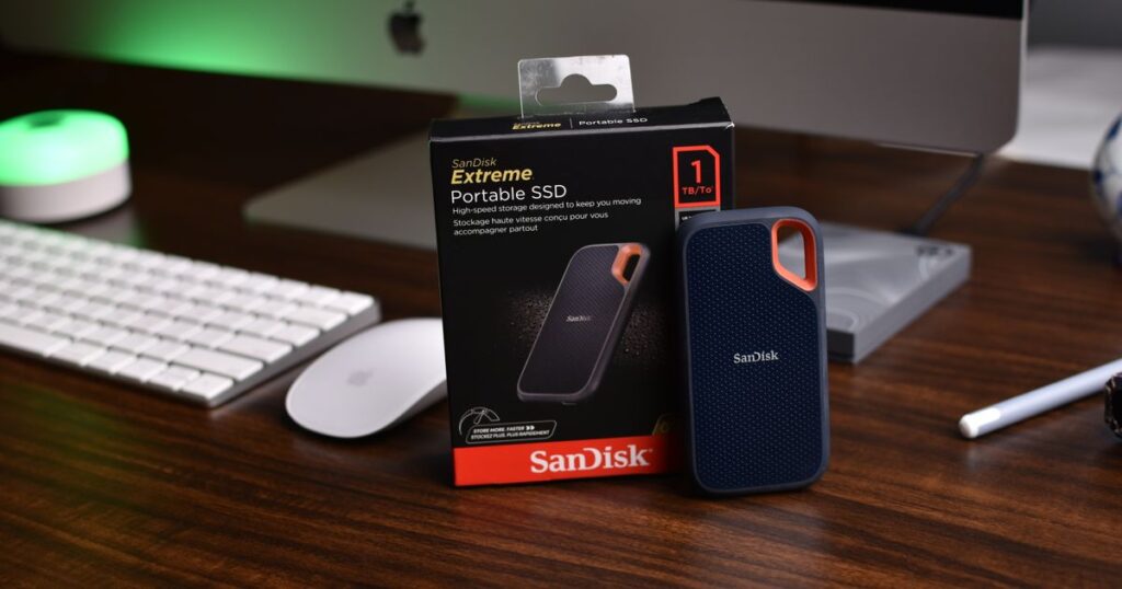 SSD externo portátil sobre un escritorio para editar vídeo