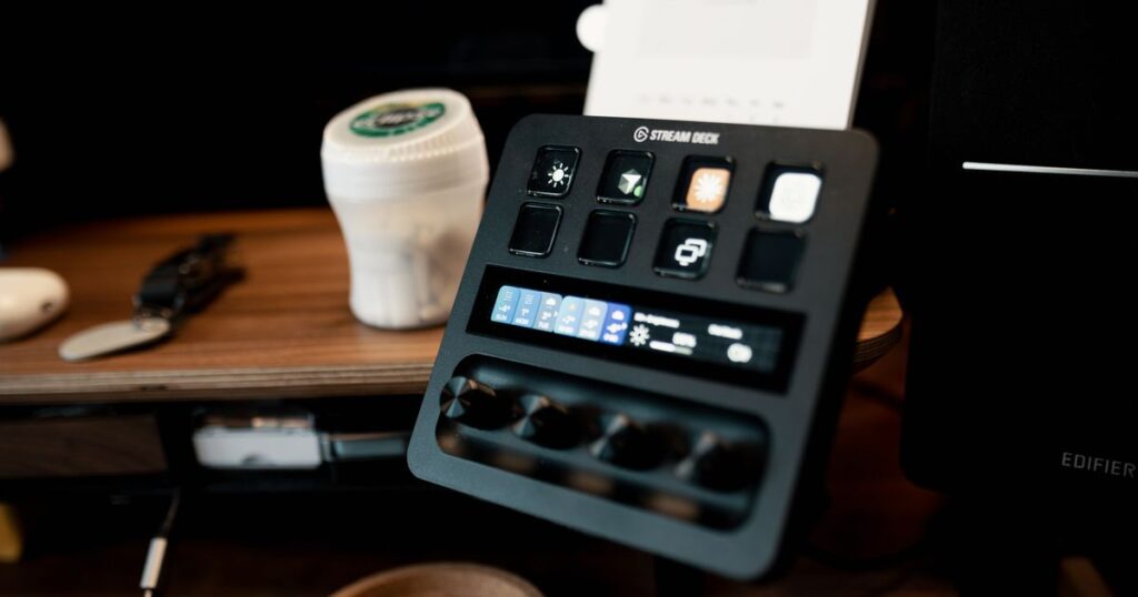 Stream Deck con teclas LCD personalizables sobre un escritorio de madera