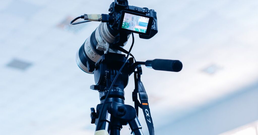 Cámara montada en un trípode para grabar vídeo