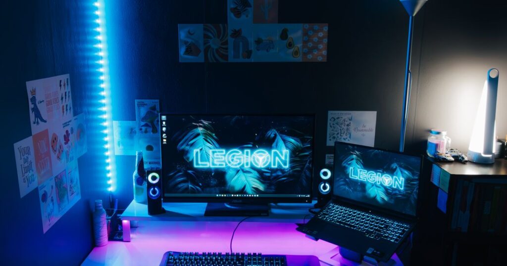 Setup de creador con iluminación LED RGB de colores en el escritorio