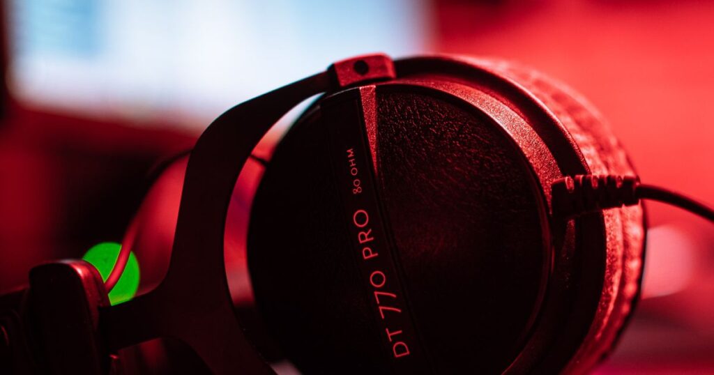 Auriculares de monitorización de estudio sobre una mesa de grabación